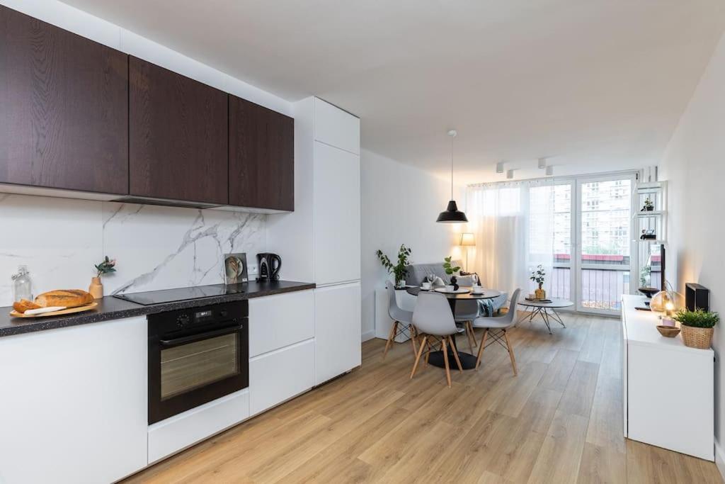 Superapart Jana Pawla Ii, 302 Cozy Urban Retreat, Perfect For Couples Apartment